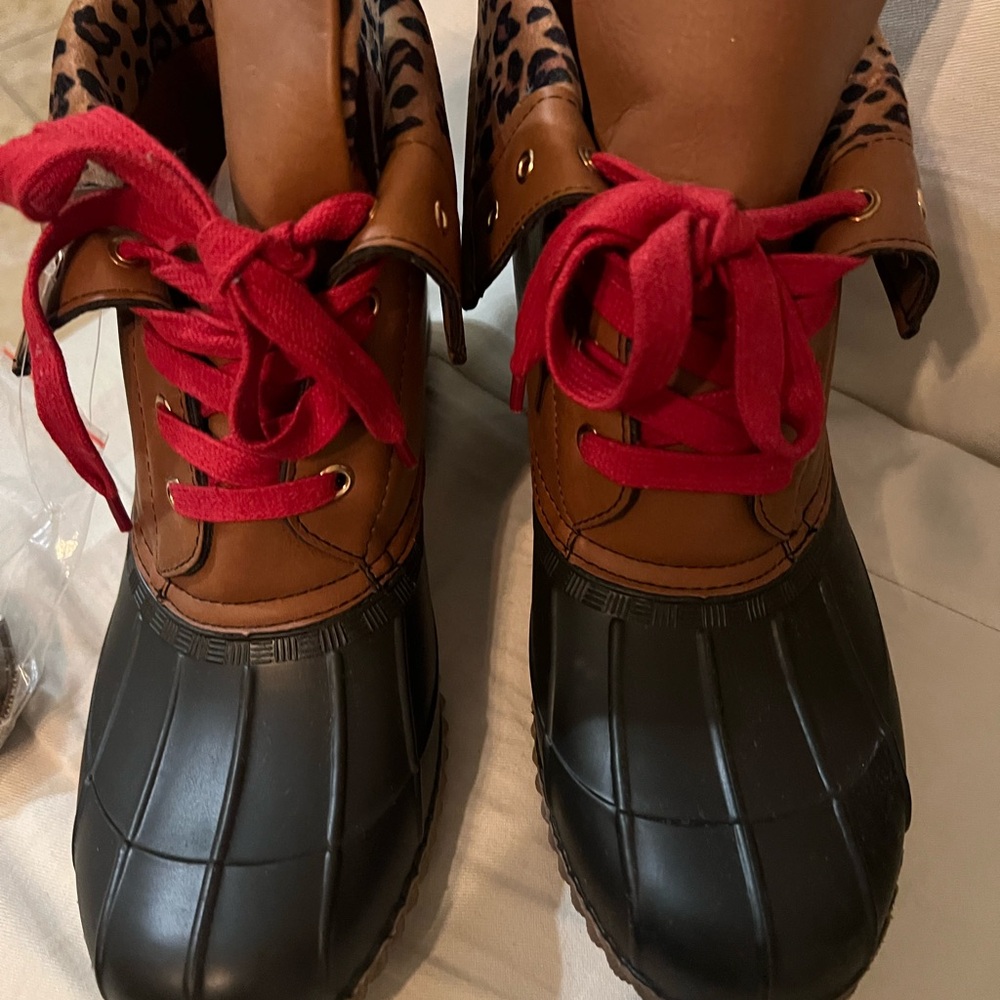 Chic Two-Tone Leopard Print Ankle Duck Boots with Red Laces